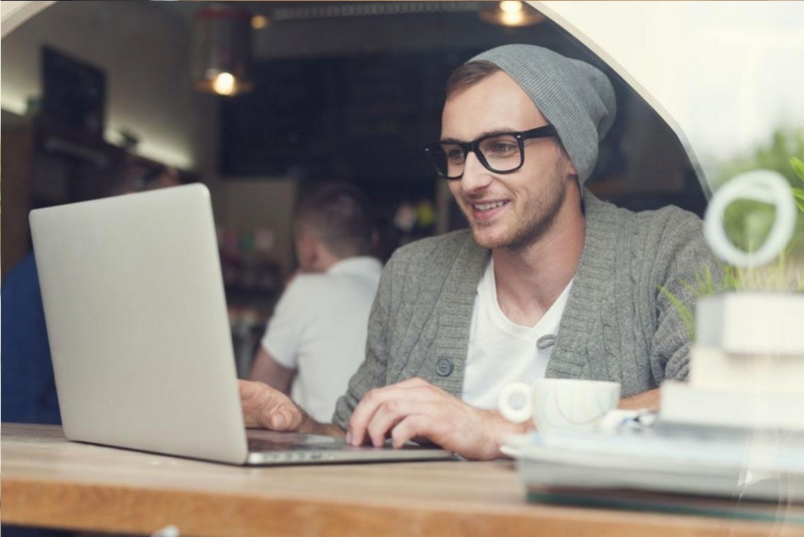 Graduate working confidently in a Spanish-language professional environment